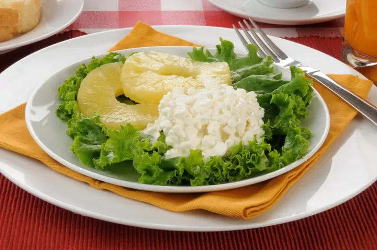 Cottage Cheese with Pineapple or Berries